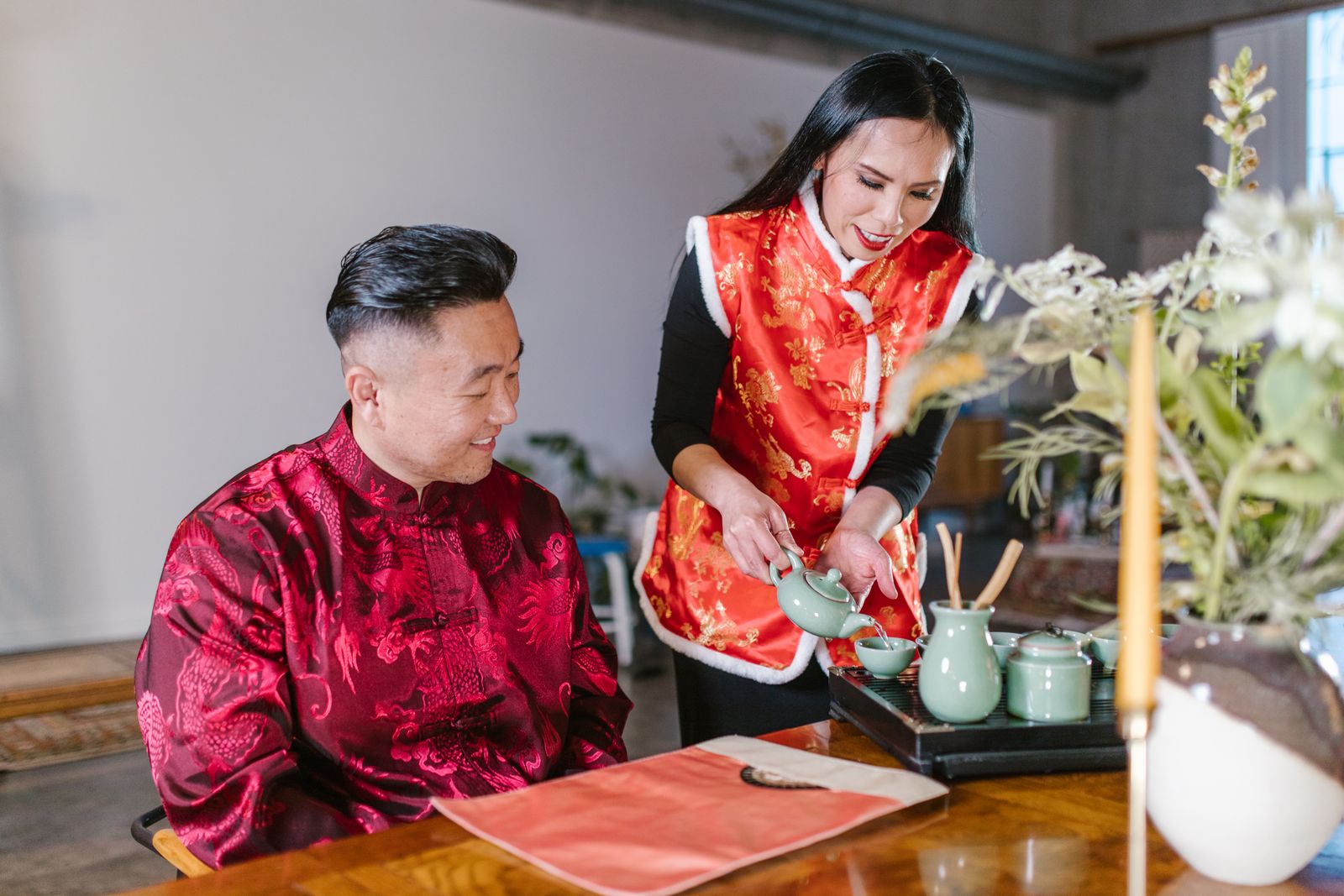 婚姻修复案例配图：台阶上交谈的夫妻