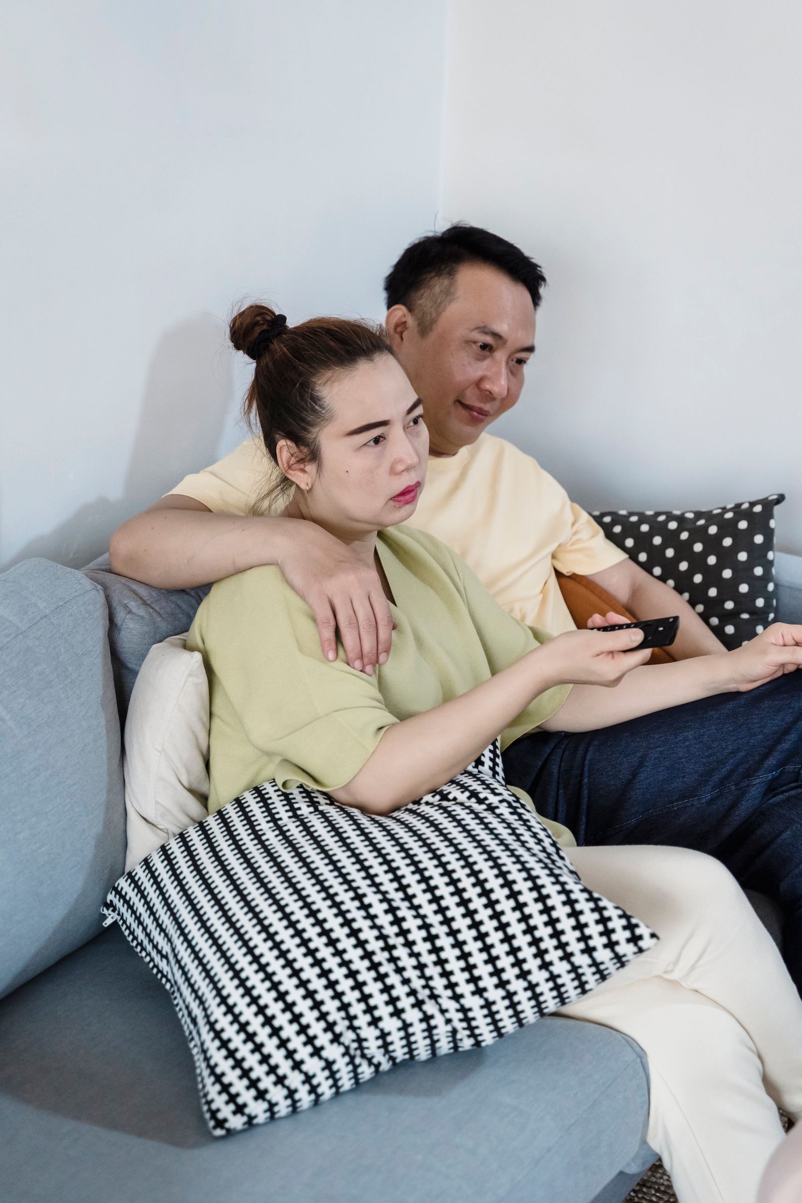 婚姻修复文章配图：沙发上的夫妻
