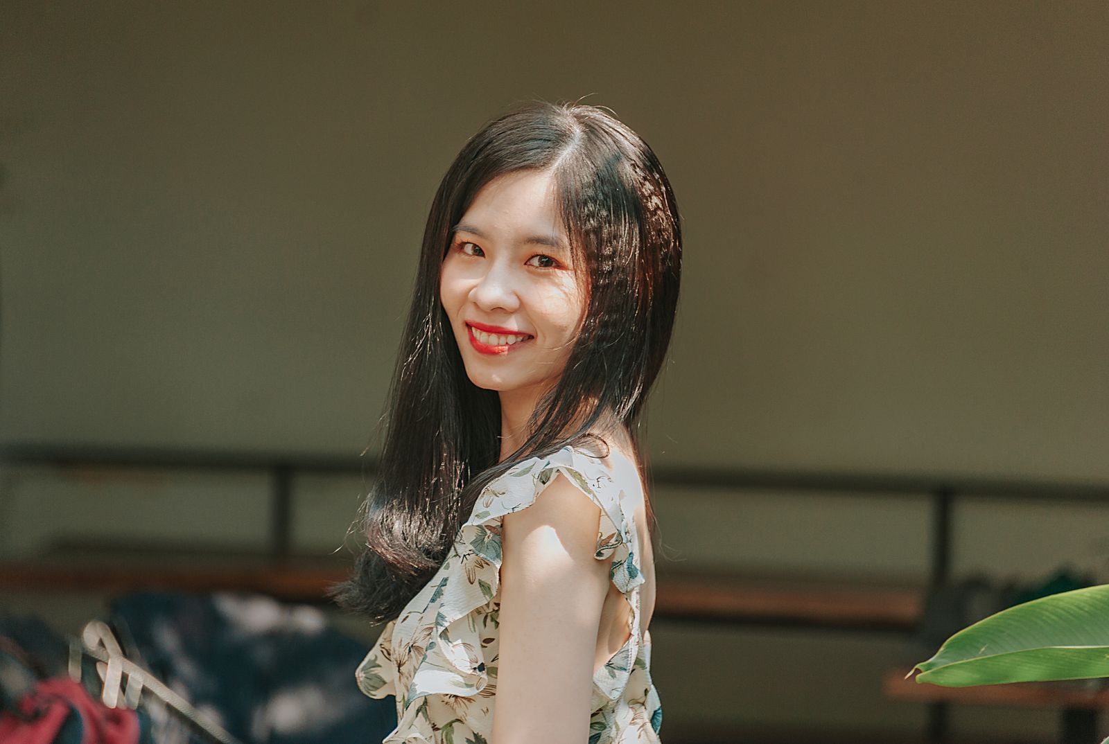 分手挽回案例配图：微笑的女性肖像